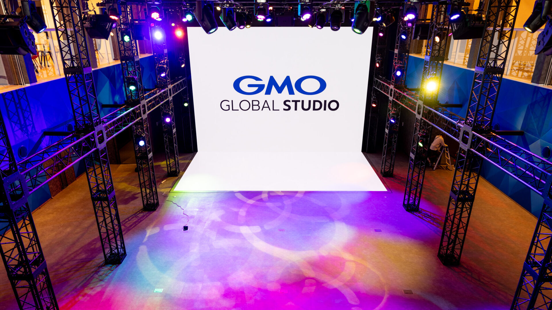 WORLD STUDIO