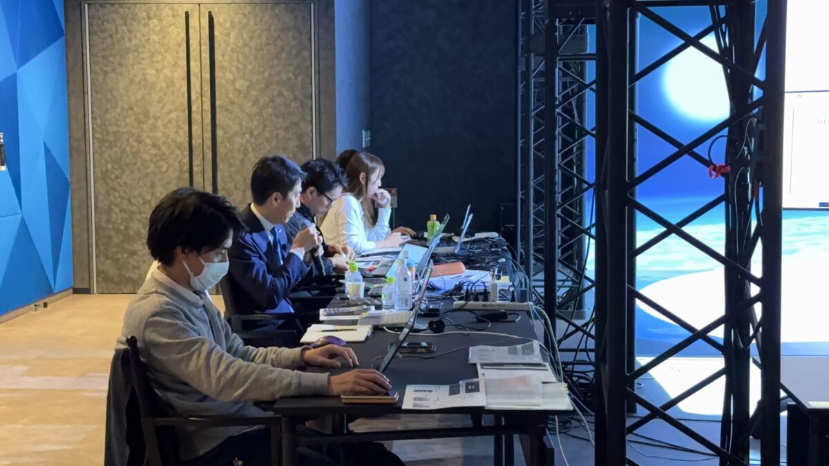 決算説明会の事務局の様子