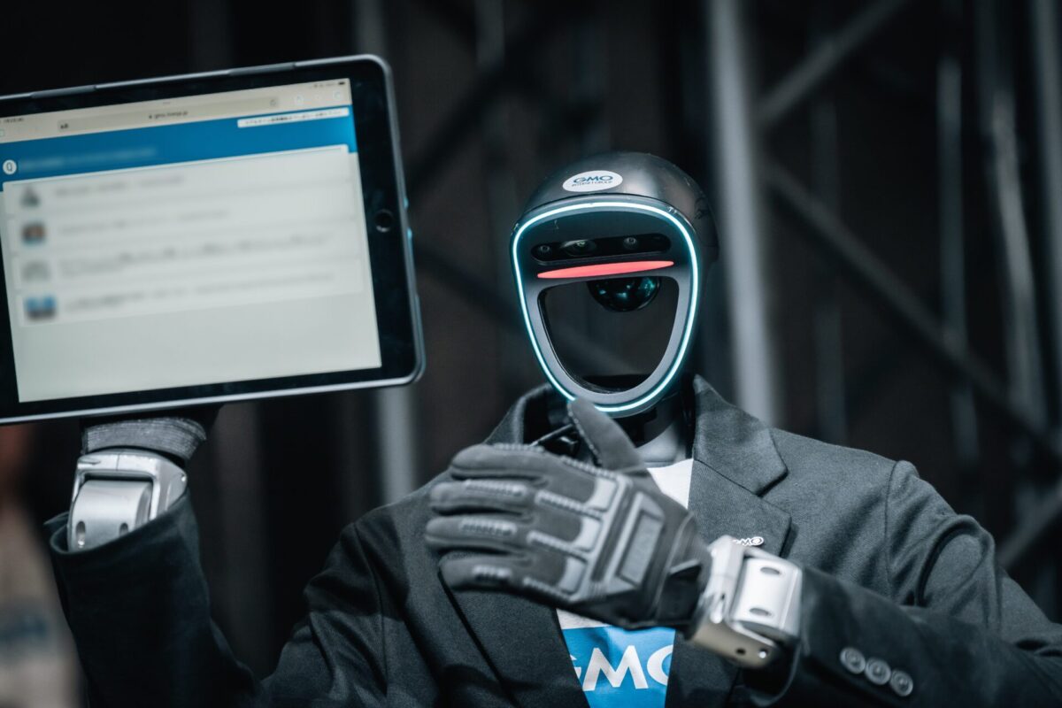 GMOグローバルスタジオで開催した「GMO AWARDS 2025」サブMCにロボットを起用