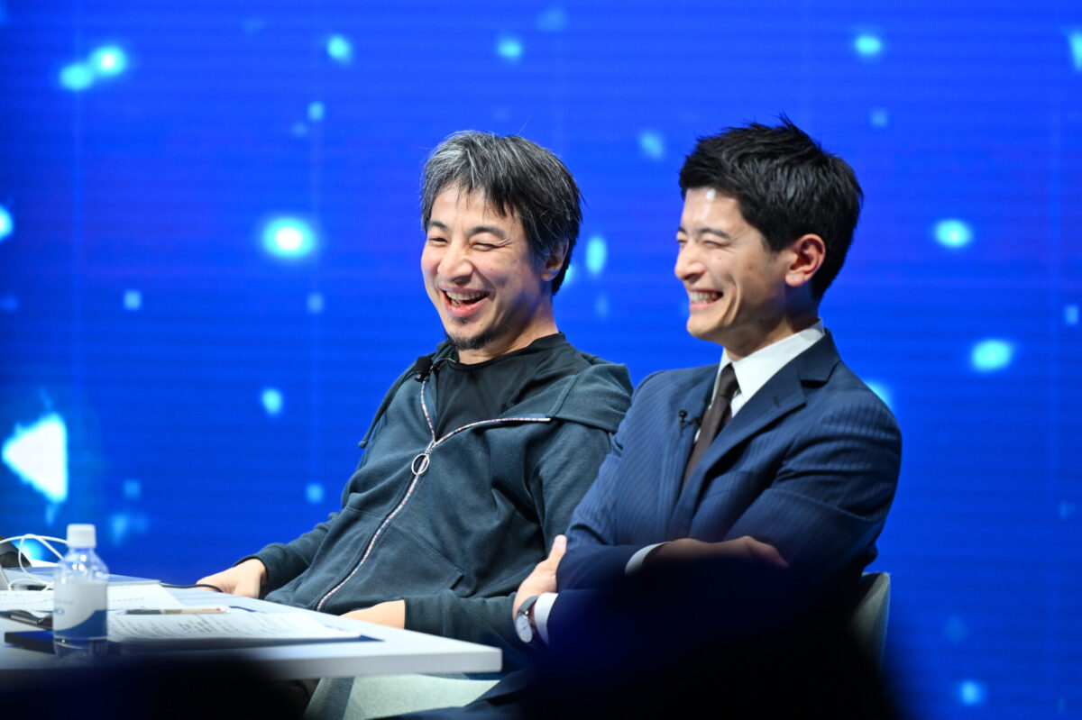 モデレーターにはひろゆき氏、進行には篠原アナウンサーが出演