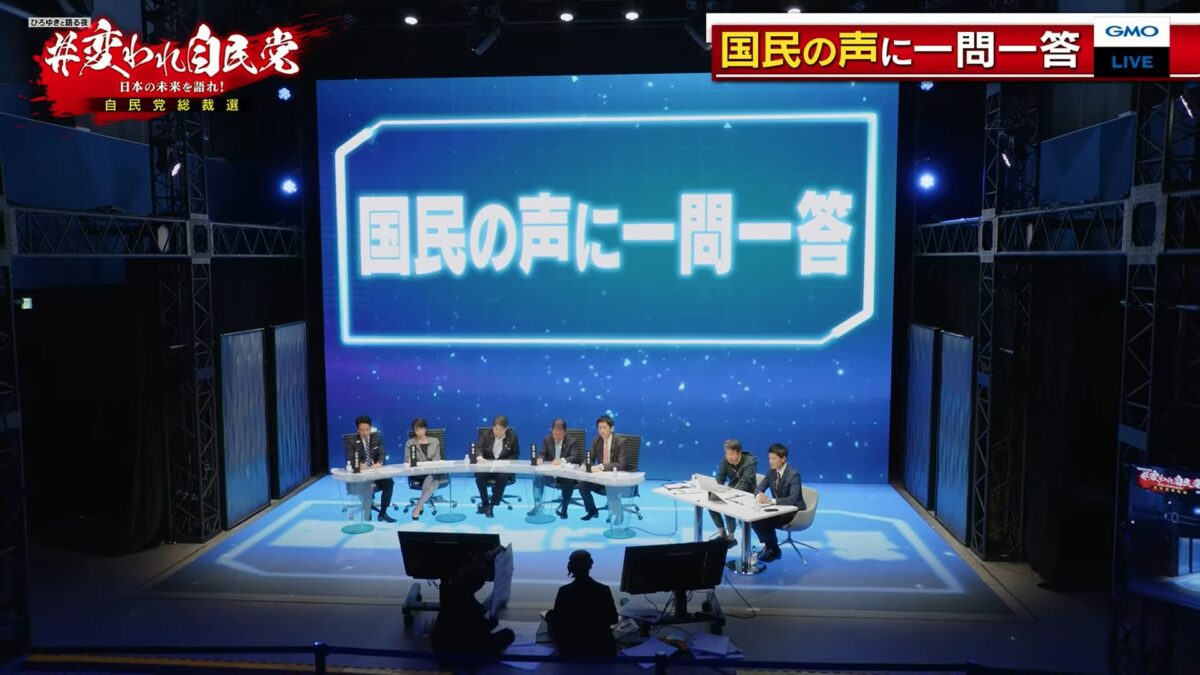 床面まで広がる巨大LEDディスプレイを使った迫力のある映像演出