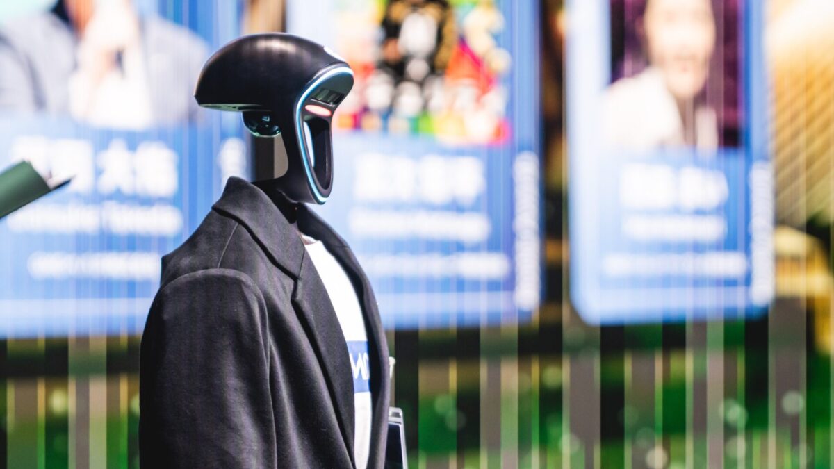 サブMCとして起用したロボット「ひとみん」