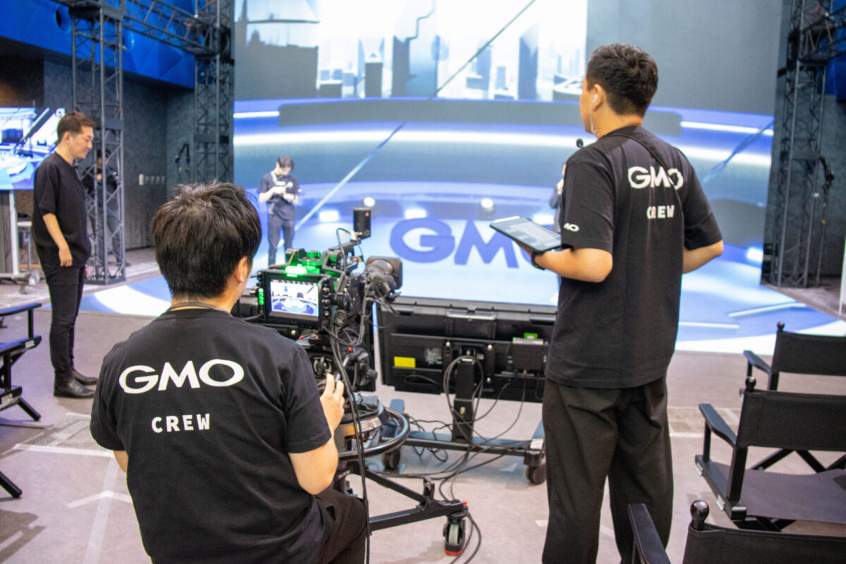 フロアディレクターはステージ周辺で現場を確認しつつ指示を出す