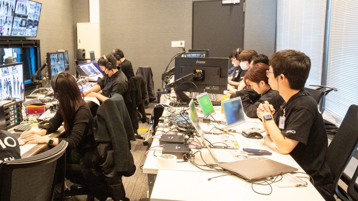 進行ディレクターがスタジオサブ(調整室)で指示を出す