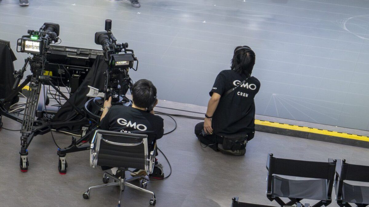 本番中はステージ袖から現場を確認