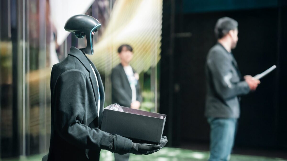 トロフィーを運ぶ「ひとみん」の様子