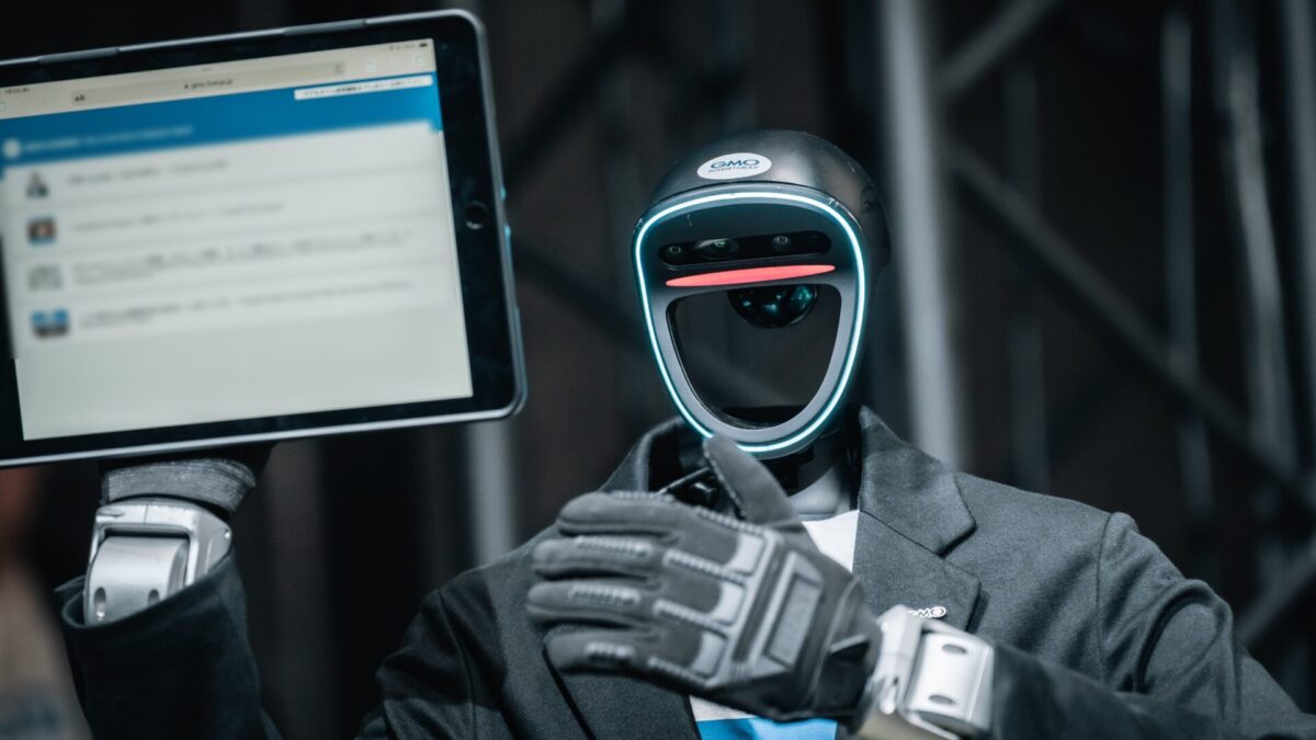 iPadを手に持ってリアルタイム投票の呼びかけを行う「ひとみん」