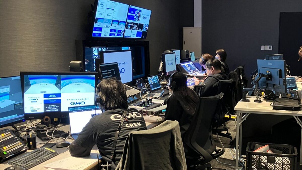 本番配信中の調整室の様子