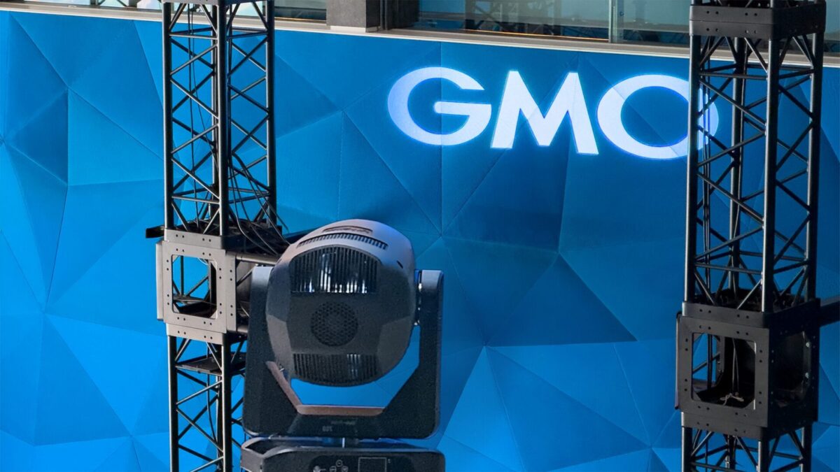 照明機材を使ってロゴ映し出す