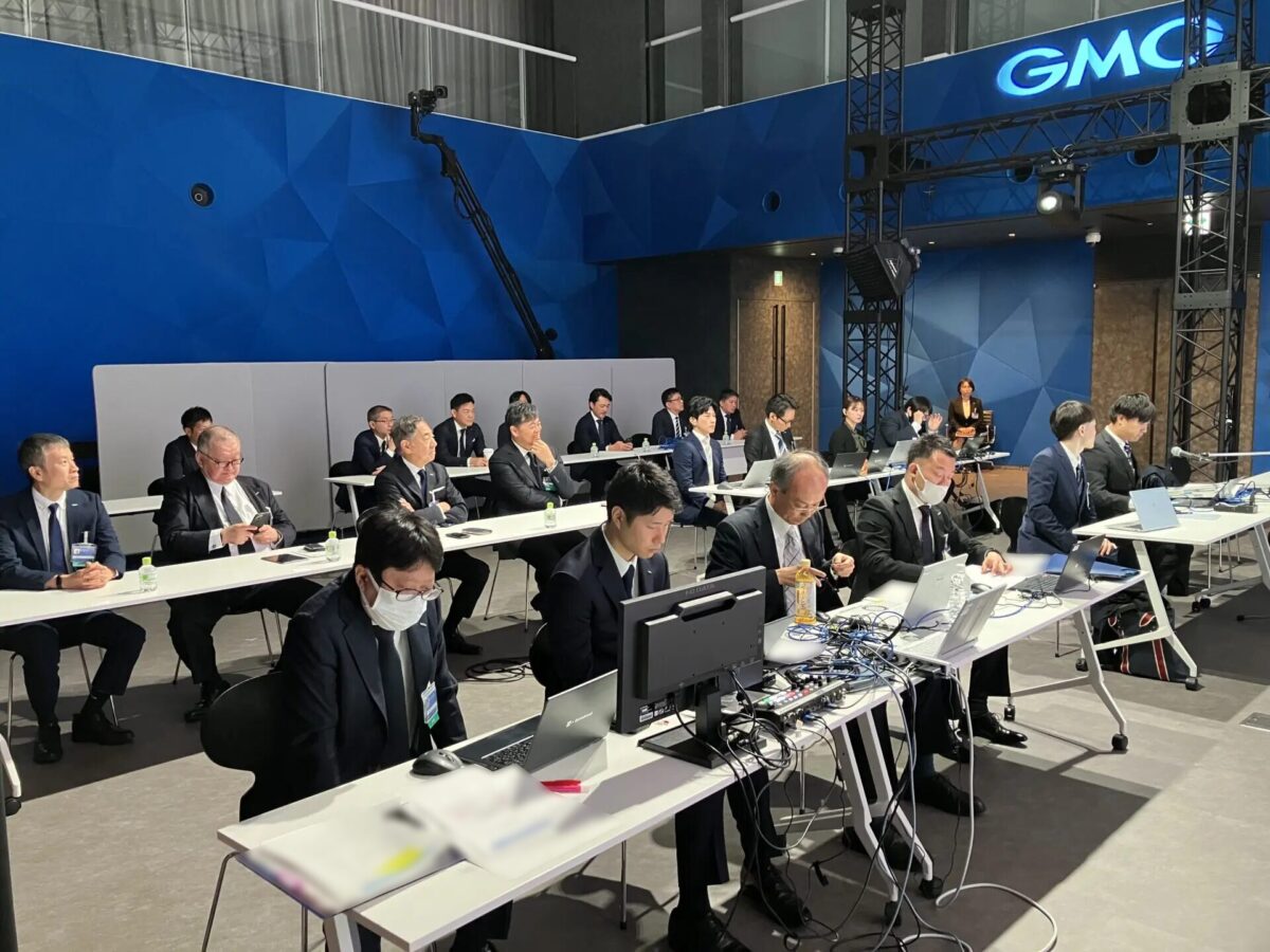 事務局・関係者はLED前から見守る