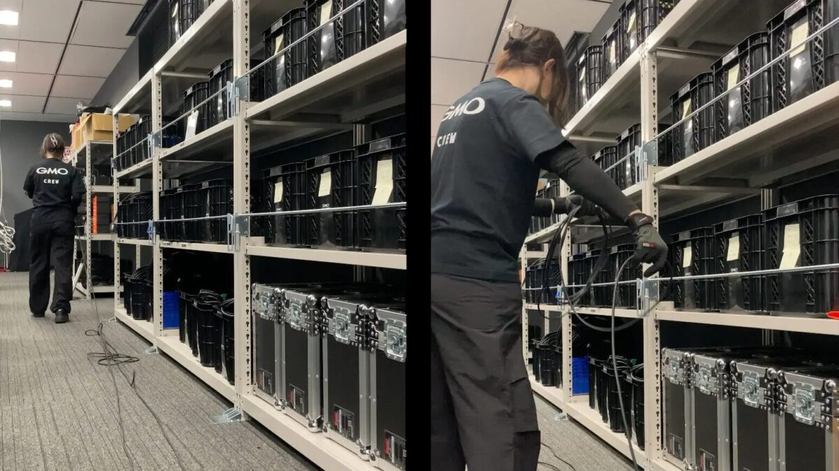 GMOグローバルスタジオ 倉庫整理の様子:照明機材のDMXケーブルを八の字巻きで整備するメンバー