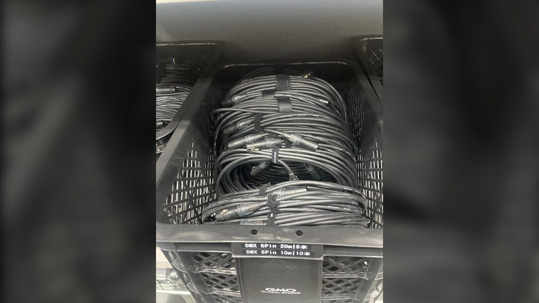 八の字巻きで整備されたDMXケーブルがケーブルザルに収納されている様子