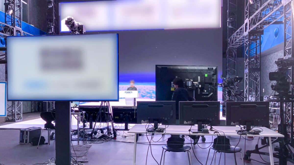 バーチャルオンリー型総会会場　LED上部にも情報を表示